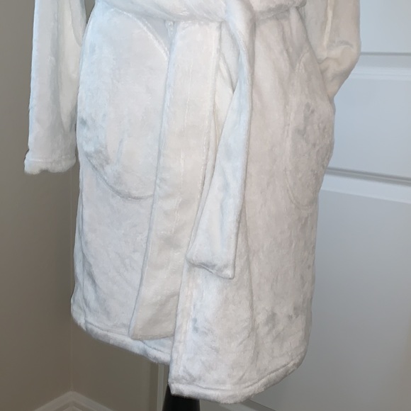 UGG BRAND NEW SIZE MEDIUM MIRANDA GORGEOUS WHITE HOODED FLEECE ROBE - Picture 3 of 13